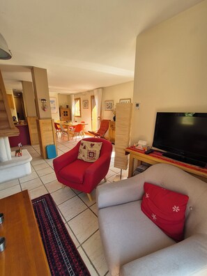 Una televisión, una chimenea