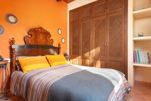 4 habitaciones y tabla de planchar con plancha