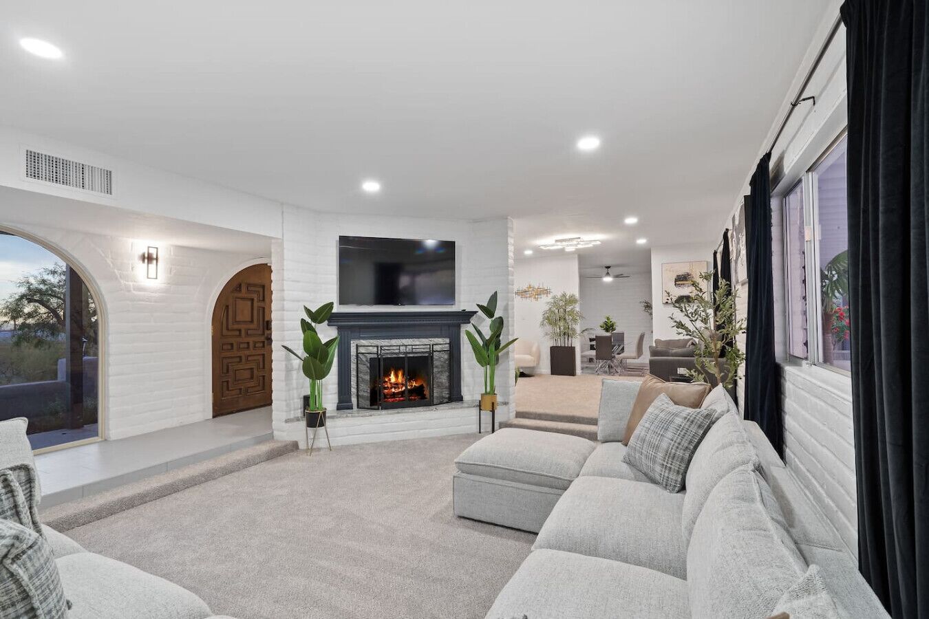 Een smart-tv, een open haard en boeken