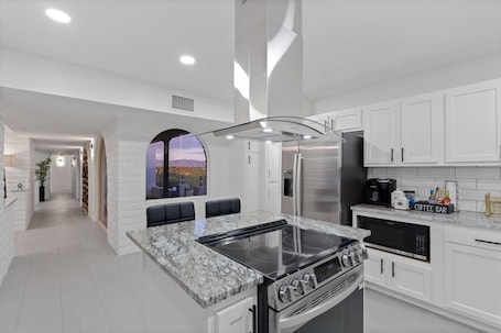 Fridge, microwave, oven, stovetop. Family Friendly Modern Foothills Pool Hot Tub Sleeps16