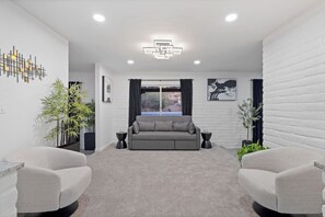 Smart TV, fireplace, books - Family Friendly Modern Foothills Pool Hot Tub Sleeps16 (Tucson)