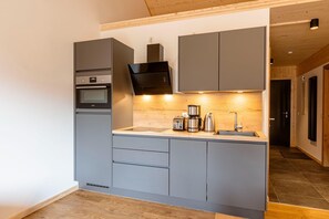 Een koelkast, een microgolfoven, een oven, een kookplaat