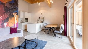 A modern interior with a dining area, kitchen, and living space. - Beautiful apartment with balcony (Kreischberg Murau)