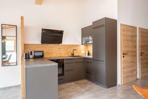 Kjøleskap, mikrobølgeovn, ovn og kokeplater