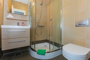 Regadera, amenidades de baño gratuitas, secadora de cabello 