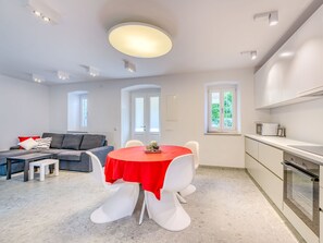 Frigorífico, microondas, horno y lavavajillas