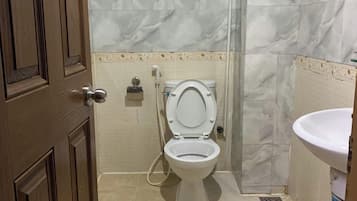 Ducha, secador de pelo, toallas, jabón