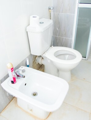 A bathroom with a toilet, bidet, and sink. - Cosy beach villa (Malindi)