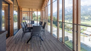 Outdoor dining - Superior Holiday Home with Sauna (Haus im Ennstal)