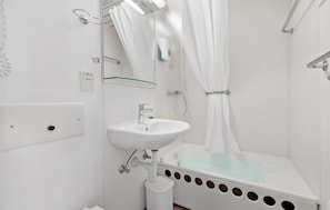 Shower - Cozy apartment in Nexø with WiFi (Nexø)