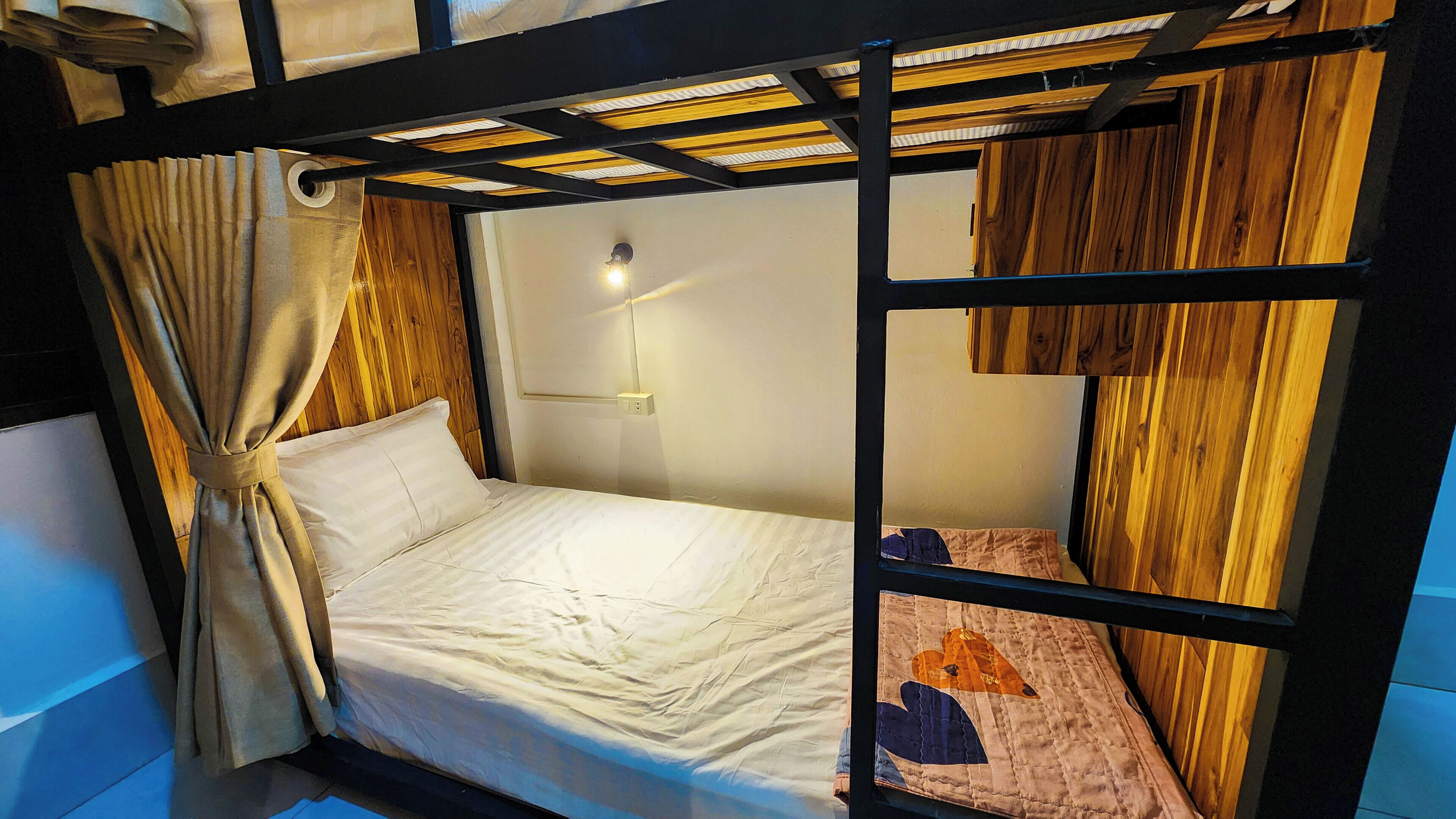 Standard Shared Dormitory | In-room safe, desk