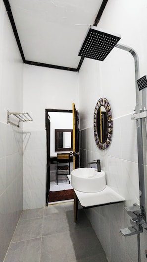 Chuveiro, secador de cabelo, chinelos, toalhas de banho