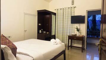 2 bedrooms, desk, blackout drapes, free WiFi