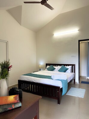 Schreibtisch, Verdunkelungsvorhänge, kostenloses WLAN