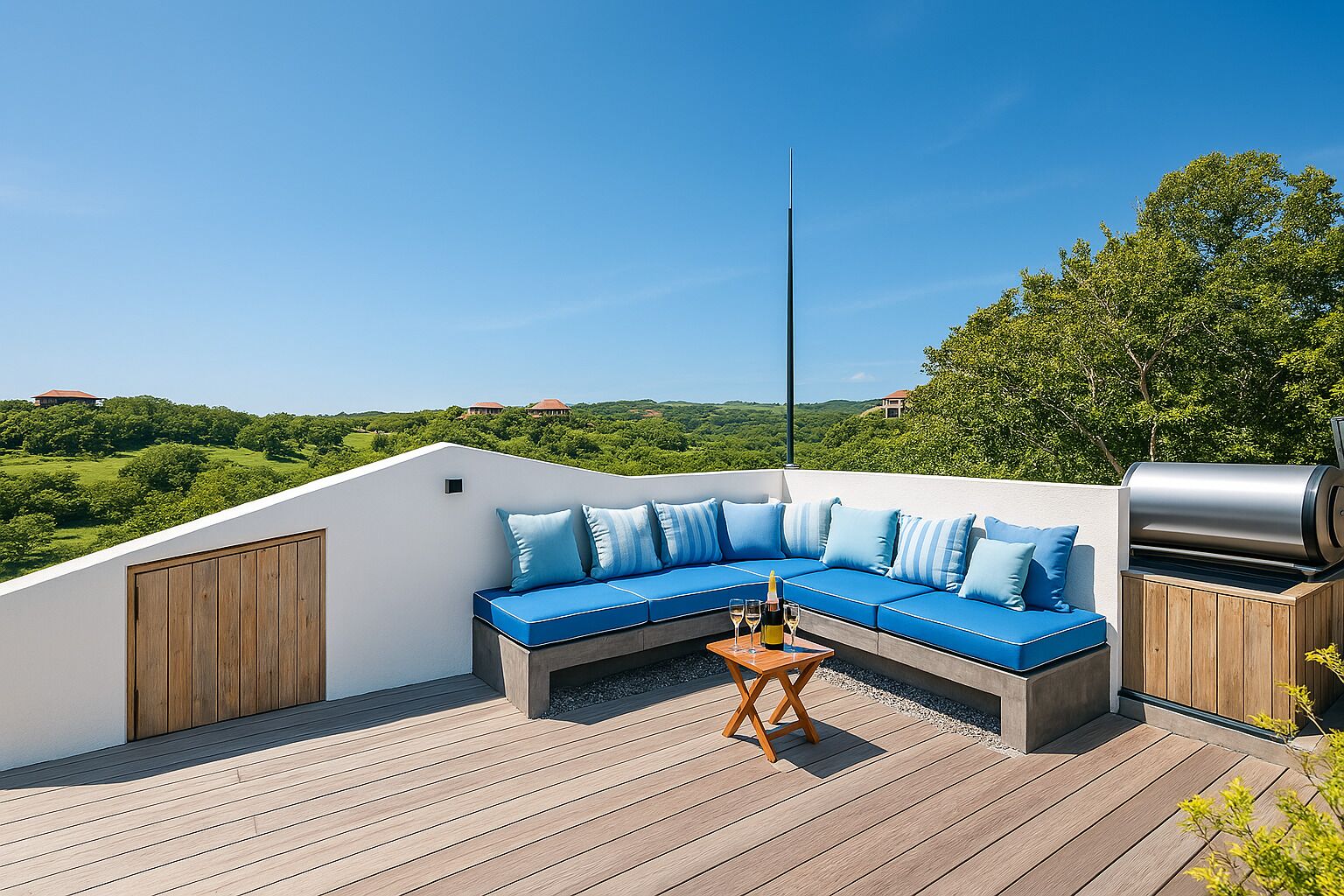 Una terrazza sul tetto con un divano blu, un tavolo di legno con bevande e un barbecue.