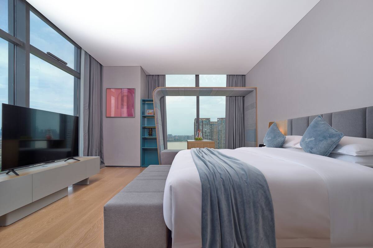 Kamar Double Premium, pemandangan sungai | Seprai premium, selimut bulu angsa, minibar gratis, dan meja kerja