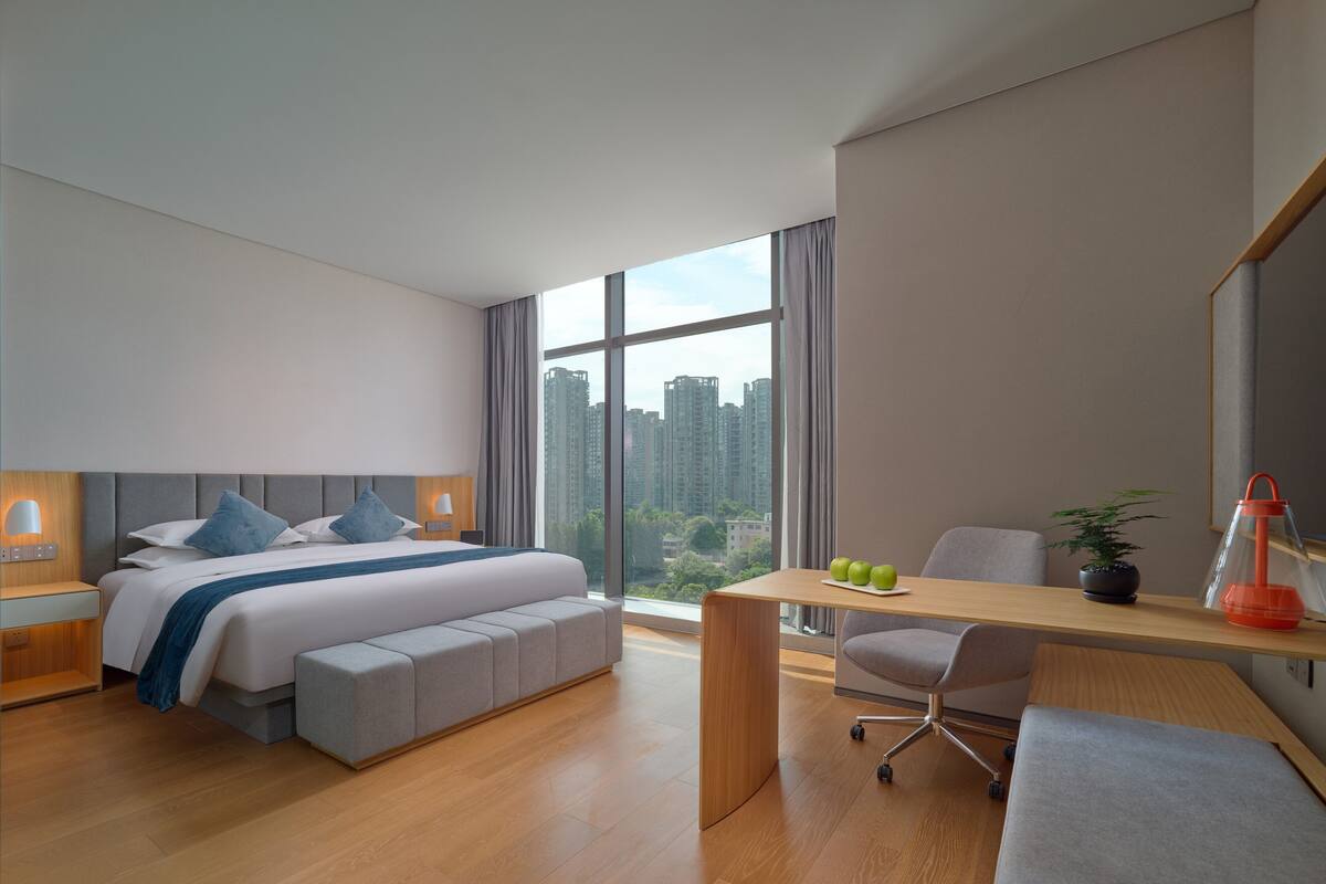Kamar Double Eksekutif, pemandangan kota | Seprai premium, selimut bulu angsa, minibar gratis, dan meja kerja