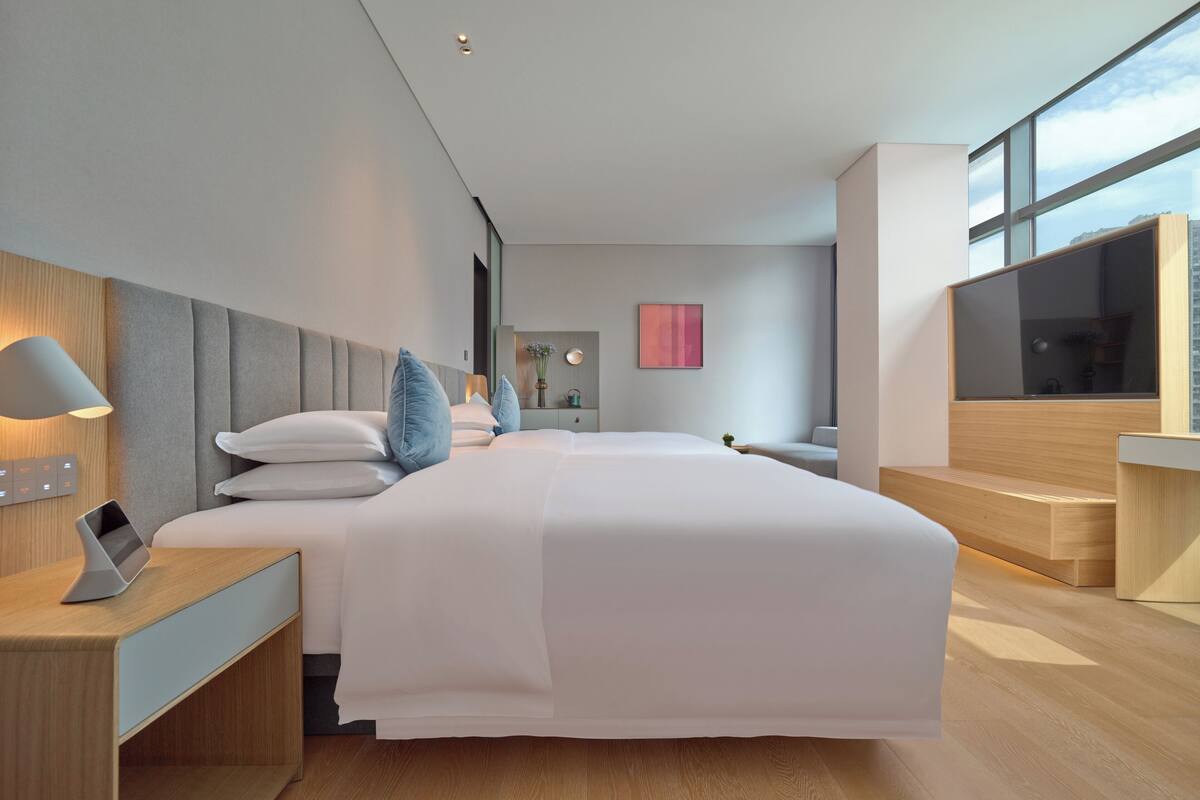 Kamar Twin Standar, pemandangan kota | Seprai premium, selimut bulu angsa, minibar gratis, dan meja kerja