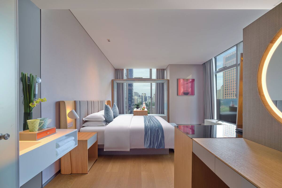 Kamar Double Grand, pemandangan kota | Seprai premium, selimut bulu angsa, minibar gratis, dan meja kerja