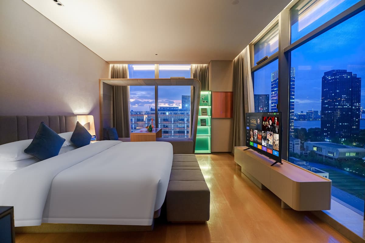 Seprai premium, selimut bulu angsa, minibar gratis, dan meja kerja