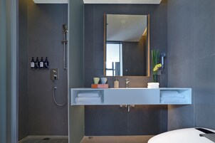 Kamar Twin Standar, pemandangan kota | Kamar mandi | Perlengkapan mandi gratis, pengering rambut, jubah mandi, dan sandal
