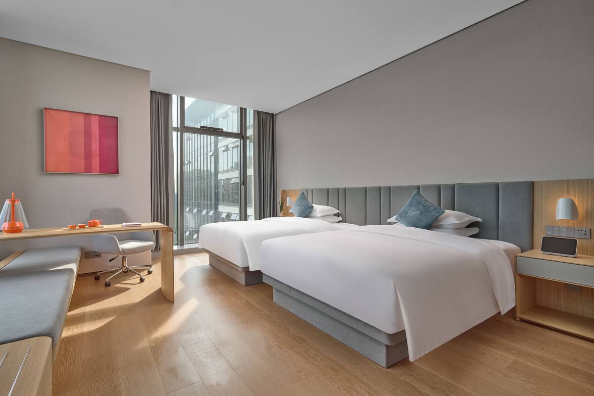 Seprai premium, selimut bulu angsa, minibar gratis, dan meja kerja