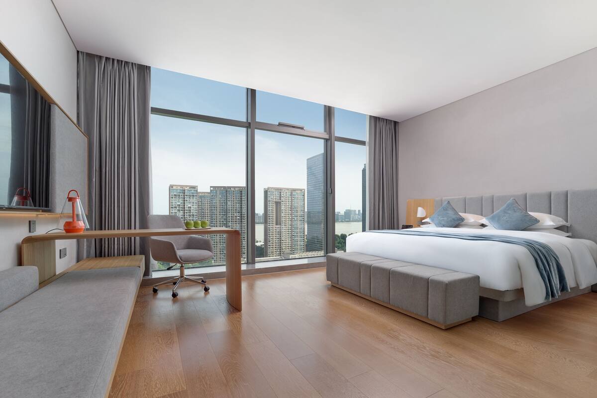 Kamar Double Premier, pemandangan sungai | Seprai premium, selimut bulu angsa, minibar gratis, dan meja kerja