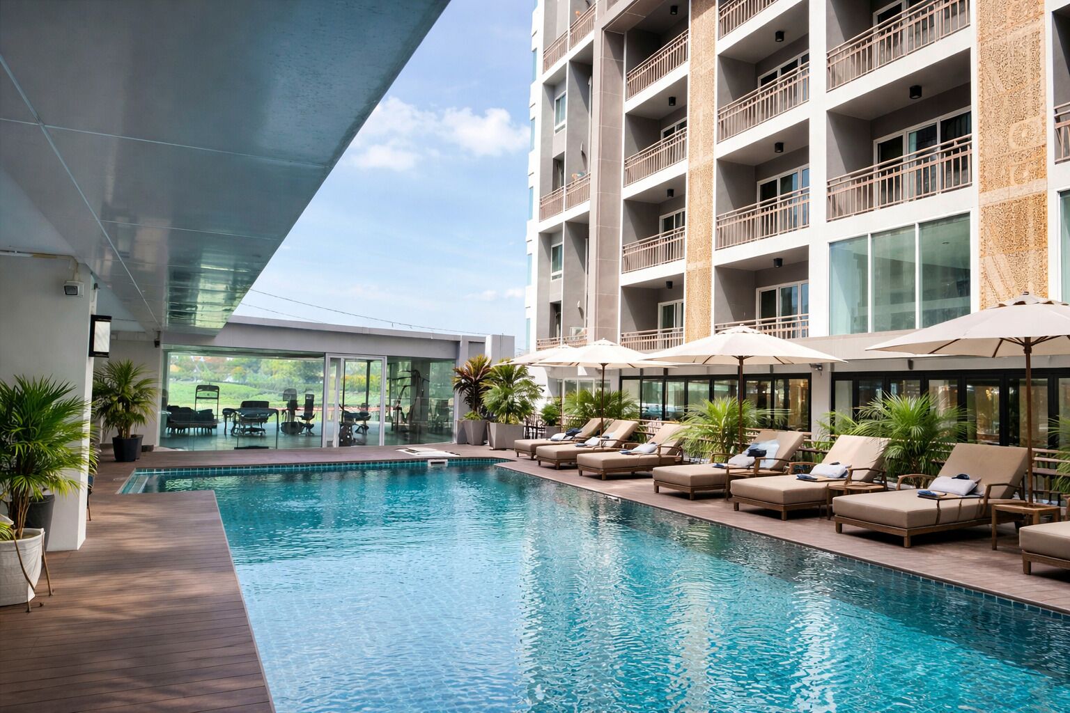 Una piscina al aire libre