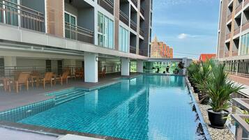 Una piscina al aire libre