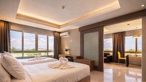 Une chambre d’hôtel moderne avec un grand lit, un bureau et une vue sur la ville.