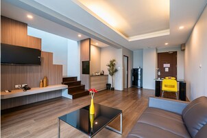 Deluxe Duplex | Área de estar | TV