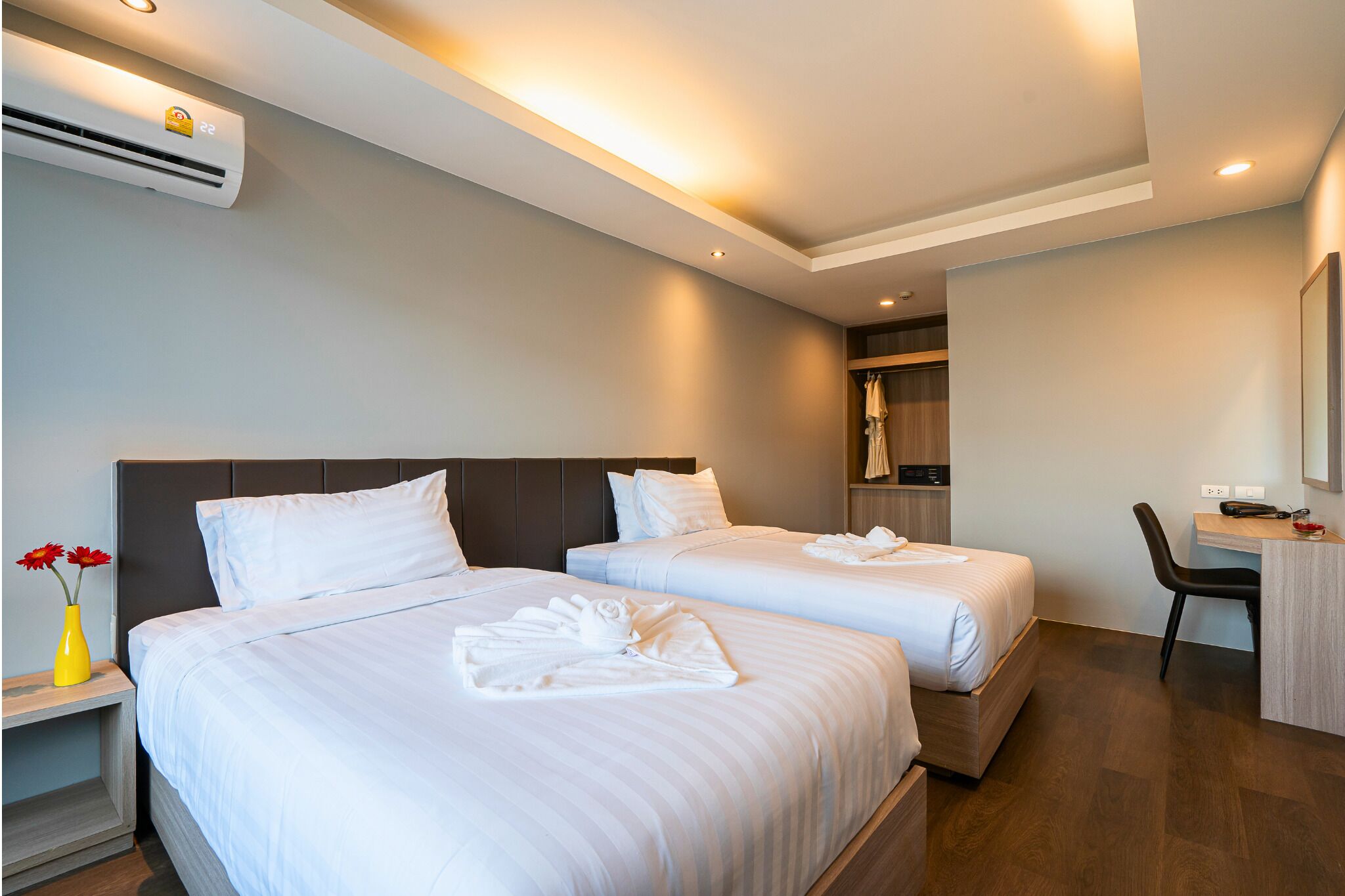 Duplex | 遮光カーテン、防音設備、WiFi (無料)、ベッドシーツ