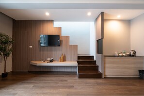 Deluxe Duplex | Living area | TV - Tisha Hotel (Bang Sao Thong)