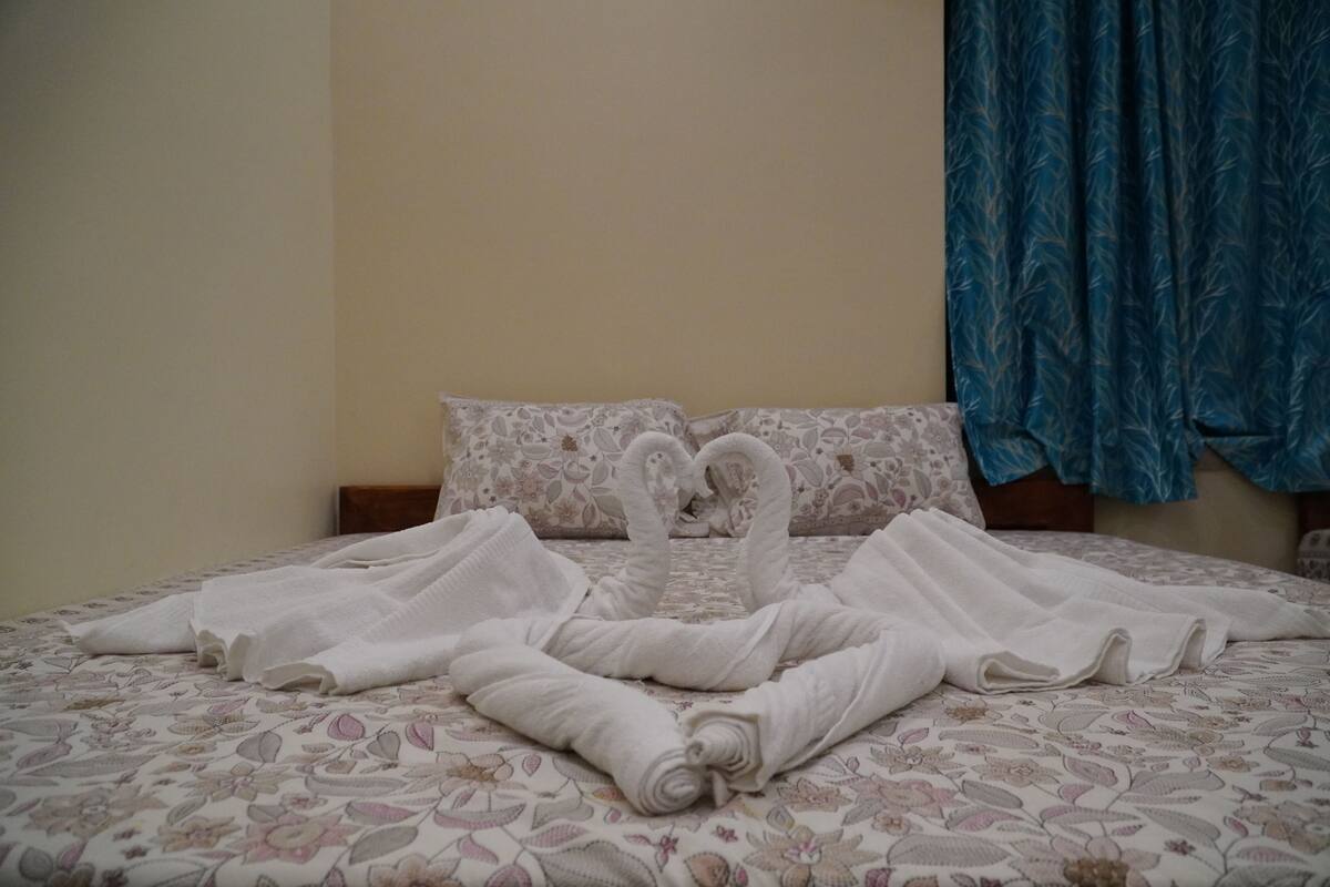 Deluxe Tek Büyük Yataklı Oda, Balkon, Bahçe Manzaralı | Ücretsiz kablosuz İnternet 
