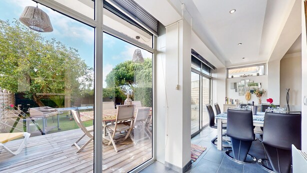 A modern interior with a dining area, a bar, and a view of the outdoors. - Awesome home in Saint-Pierre-d'Oléron with WiFi (Saint-Pierre-d'Oléron)