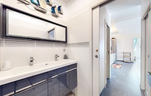 A modern bathroom with a large mirror, a double sink, and a walk-in shower. - Awesome home in Saint-Pierre-d'Oléron with WiFi (Saint-Pierre-d'Oléron)