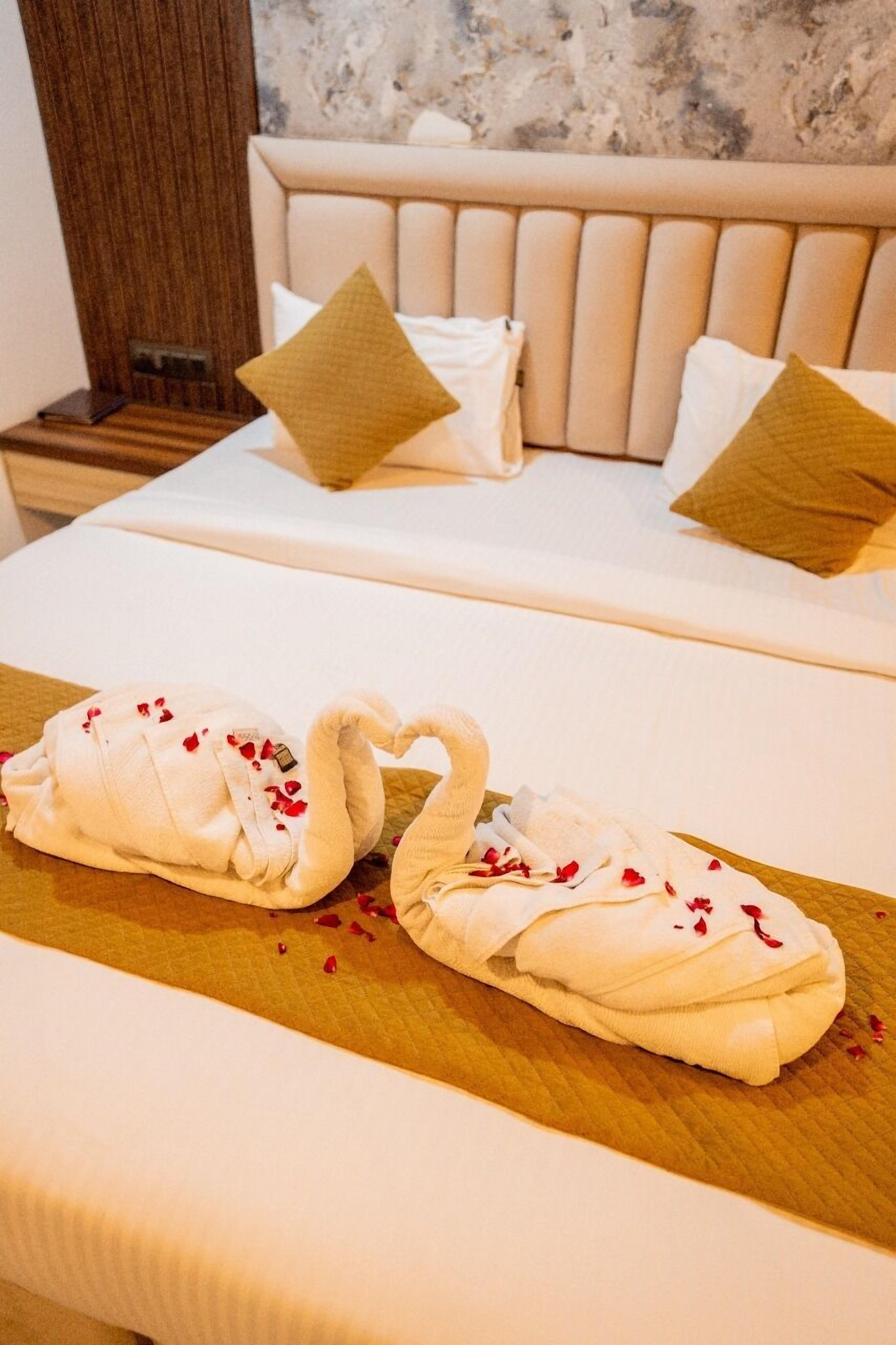 Premium bedding, Select Comfort beds, iron/ironing board, free WiFi