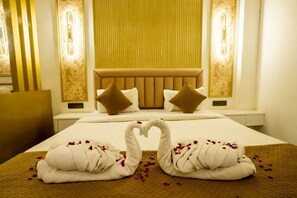 Premium bedding, Select Comfort beds, iron/ironing board, free WiFi