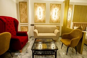 32-inch LED TV with satellite channels - HOTEL THE MANOR (Varanasi)