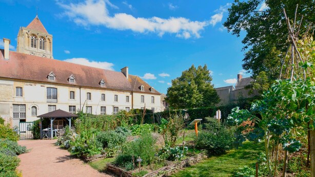 A historic building with a tower, surrounded by a well-maintained garden with a variety of plants and a paved pathway. - Pet friendly home in Fourches with sauna (Fourches)