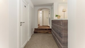 A hallway with a wooden staircase leading to another room. - Sylt Rooms 1 - Small Cajüte - Westerland (Westerland)