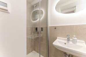 Shower, hair dryer, towels - Sylt Rooms 1 - Small Cajüte - Westerland (Westerland)