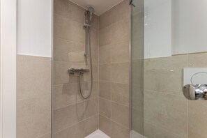 Douche, sĂšche-cheveux, serviettes fournies