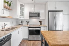 Fridge, microwave, oven, stovetop - 2 Bed | Fenced Backyard | Near Parks (Calgary)