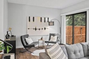 Smart TV - 2 Bed | Fenced Backyard | Near Parks (Calgary)