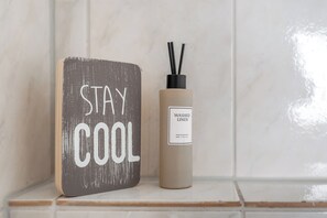 Haartrockner, Handtücher, Seife, Shampoo