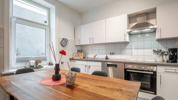 Kühlschrank, Mikrowelle, Herdplatte, Geschirrspüler