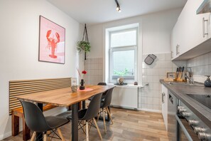 Kühlschrank, Mikrowelle, Herdplatte, Geschirrspüler