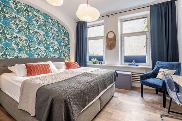 2 Schlafzimmer, Schreibtisch, Bügeleisen/Bügelbrett, Reisekinderbett