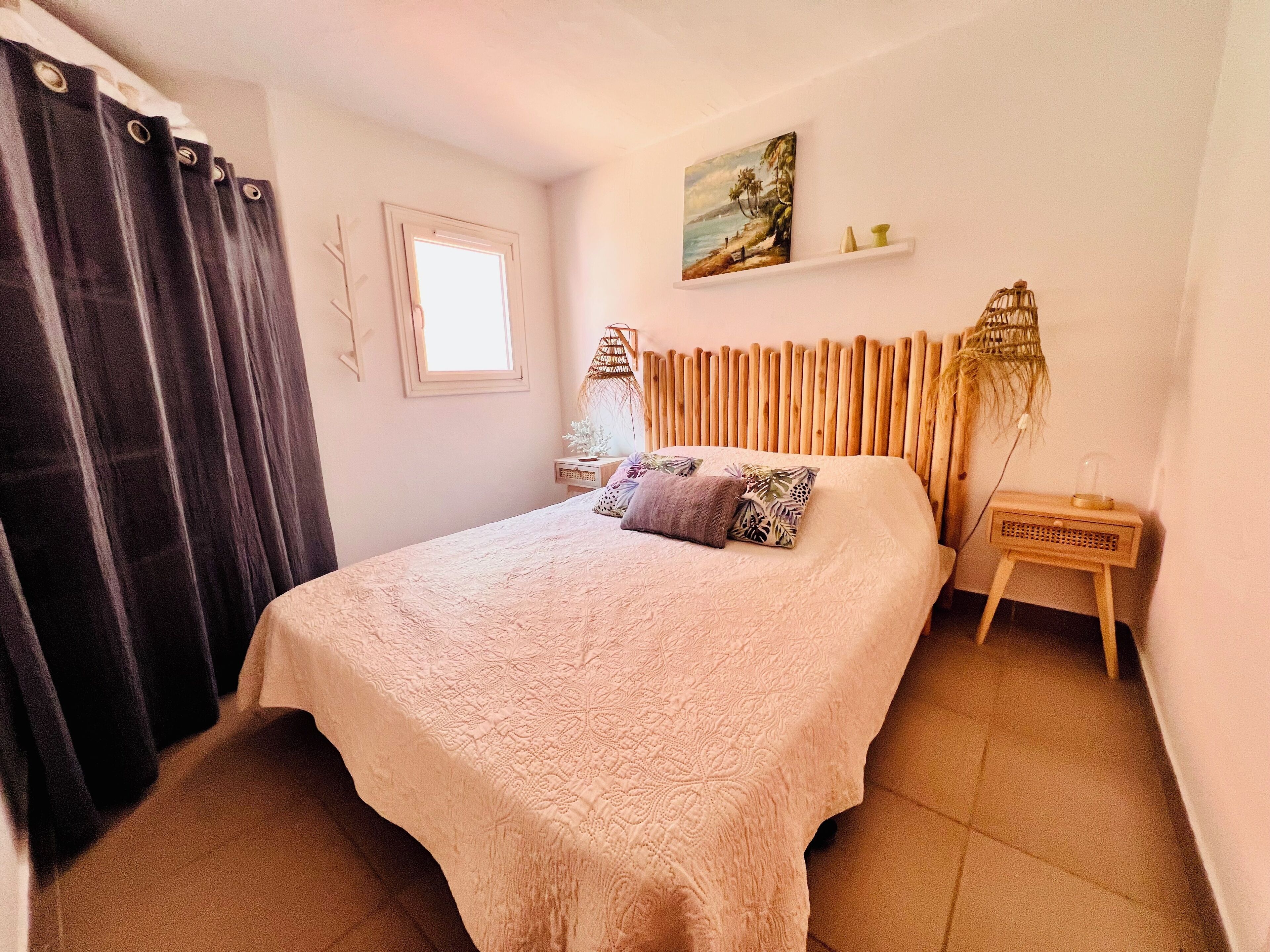 2 slaapkamers, een strijkplank/strijkijzer, reisbedje
